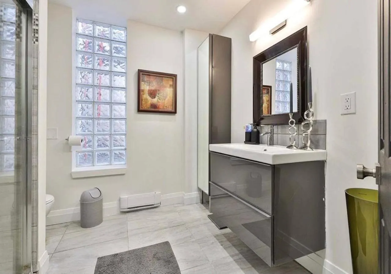 Jacob22 B&B Toronto Bed & Breakfast