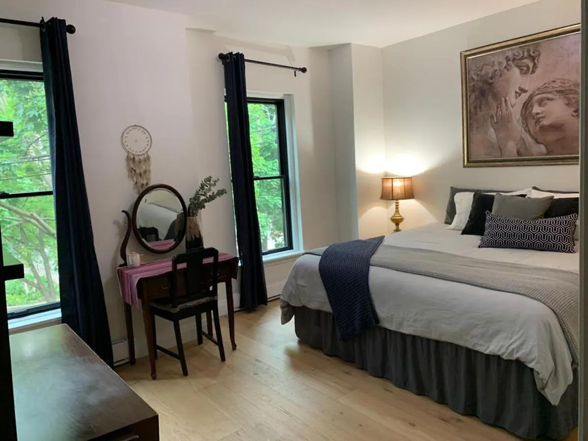 Jacob22 B&B Toronto Bed & Breakfast