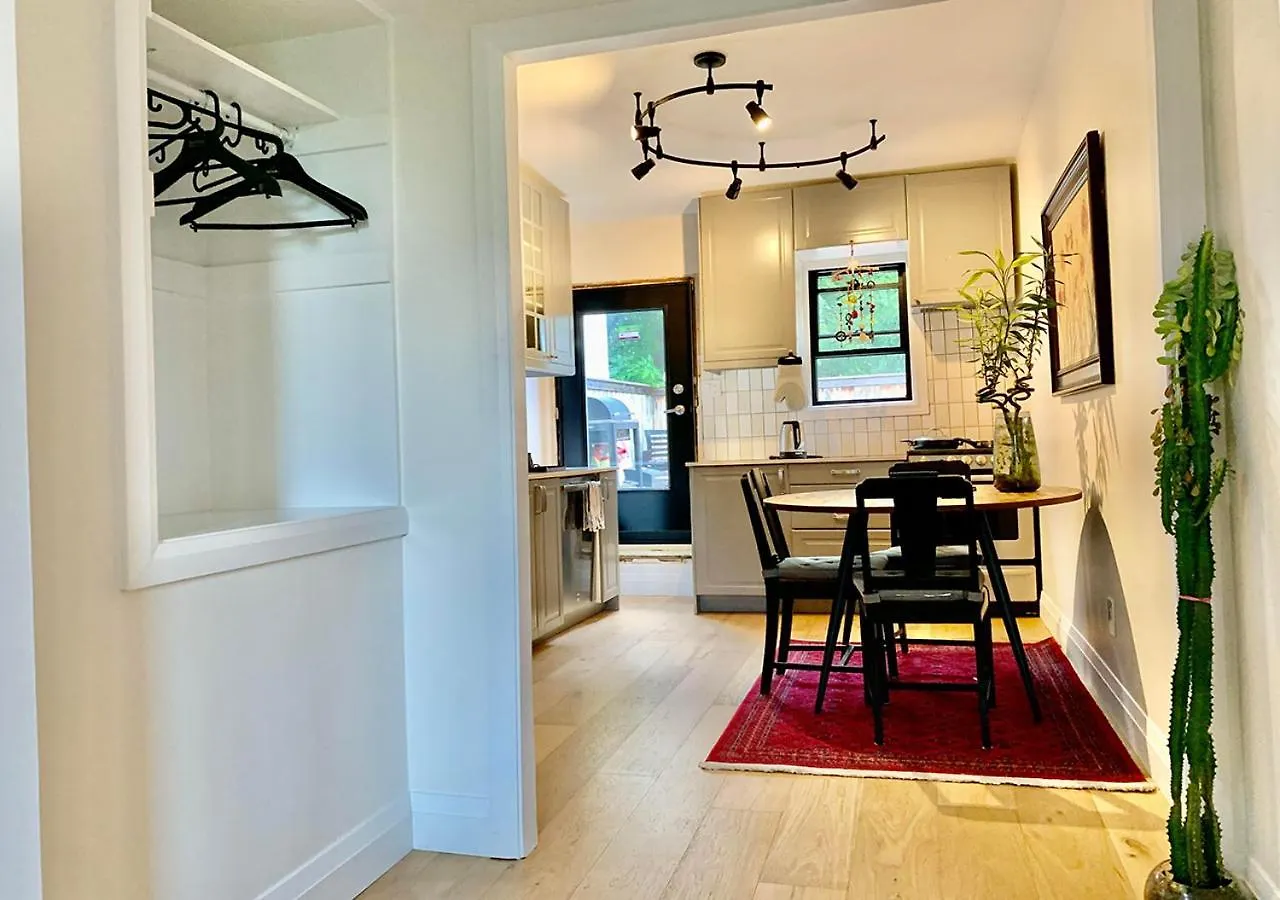 Jacob22 B&B Toronto Bed & Breakfast