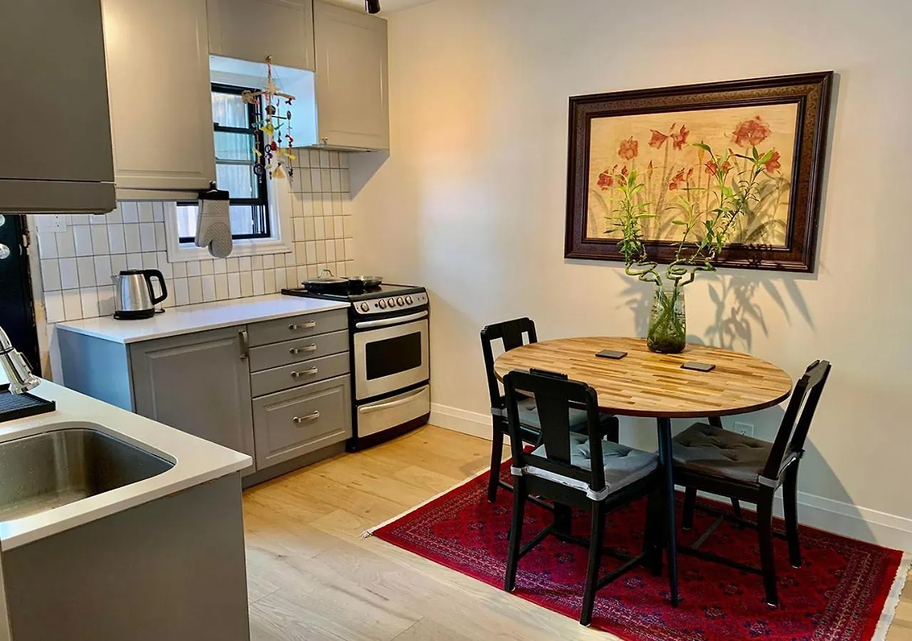 Jacob22 B&B Toronto Bed & Breakfast